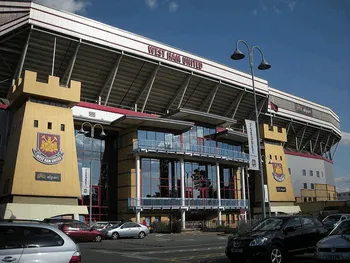 Toàn cảnh mặt tiền sân Boleyn Ground của West Ham United, biểu tượng lịch sử bóng đá Anh