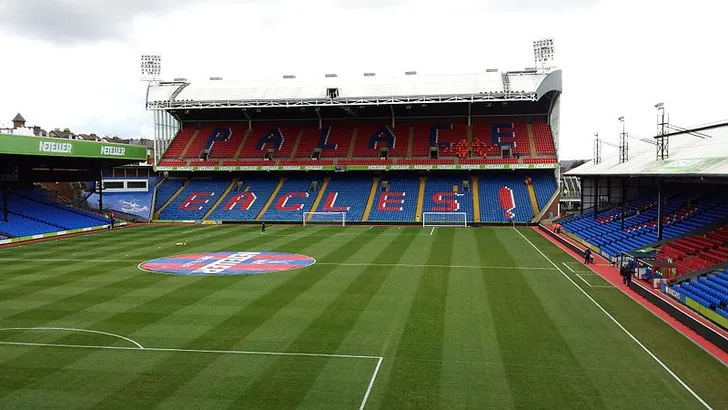 Toàn cảnh nội thất sân Selhurst Park với hàng ghế trống