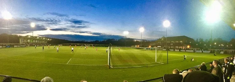 Toàn cảnh sân Blackwell Meadows rực sáng dưới ánh đèn pha vào một ngày thi đấu của Darlington FC