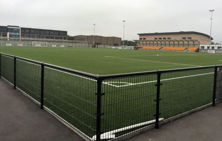Toàn cảnh sân cỏ tại Arbour Park, sân nhà của câu lạc bộ Slough Town