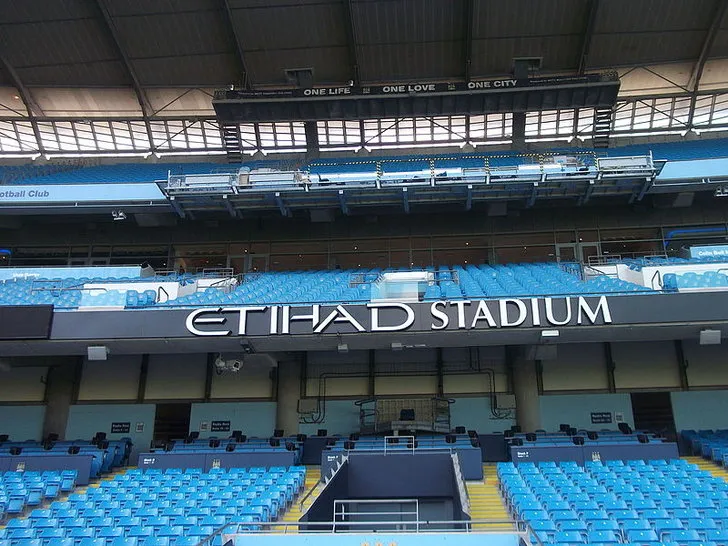 Toàn cảnh sân Etihad từ bên ngoài vào ban ngày, thể hiện quy mô của sân nhà Man City