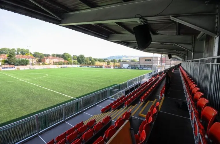 Toàn cảnh sân Meadowbank nhìn từ khán đài, nơi diễn ra các trận đấu của Dorking Wanderers