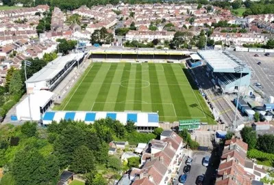 Toàn cảnh sân Memorial Stadium nhìn từ trên cao, cho thấy cấu trúc và khu vực xung quanh sân nhà của Bristol Rovers