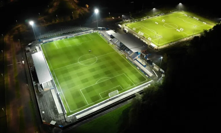 Toàn cảnh sân Tameside Stadium về đêm, thể hiện hệ thống chiếu sáng hiện đại.