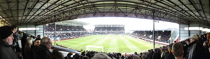 Toàn cảnh sân Turf Moor nhìn từ khán đài, thể hiện kiến trúc truyền thống Ngoại hạng Anh