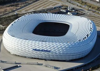 Toàn cảnh sân vận động Allianz Arena nhìn từ trên cao với kiến trúc độc đáo