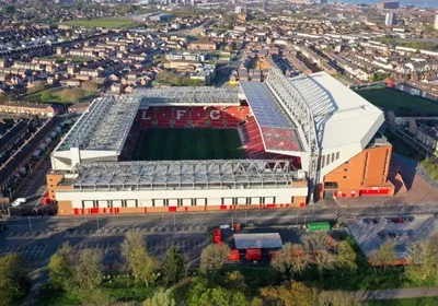 Toàn cảnh sân vận động Anfield nhìn từ trên cao, biểu tượng của Liverpool FC và Ngoại hạng Anh