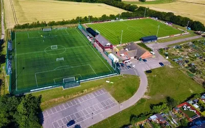 Toàn cảnh sân vận động Bloomfields của Needham Market FC, một điểm nhấn ở các giải bóng đá Anh cấp thấp.