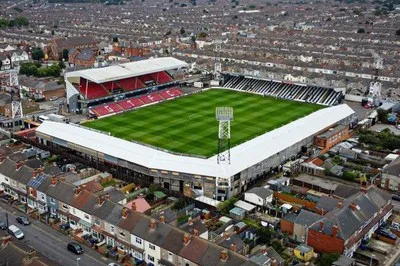 Toàn cảnh sân vận động Blundell Park của Grimsby Town FC nhìn từ trên cao, thể hiện quy mô và kiến trúc đặc trưng của sân bóng đá lịch sử ở Anh.