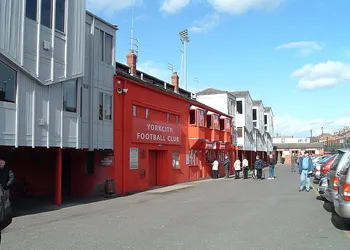 Toàn cảnh sân vận động Bootham Crescent, sân nhà cũ của câu lạc bộ York City F.C.