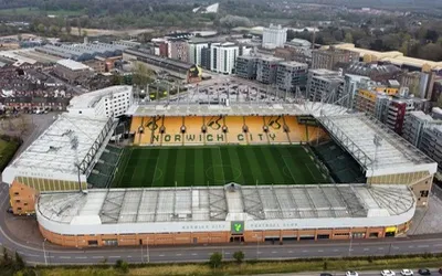 Toàn cảnh sân vận động Carrow Road của Norwich City từ trên cao, nhìn ra khu vực đô thị và sông