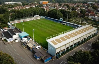 Toàn cảnh sân vận động Cherrywood Road, sân nhà của Farnborough FC và câu lạc bộ Farnborough Town trước đây