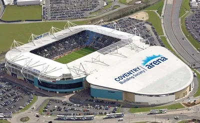 Toàn cảnh Sân vận động Coventry Building Society Arena nhìn từ trên cao, kiến trúc hiện đại ấn tượng.