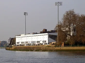 Toàn cảnh sân vận động Craven Cottage nhìn từ sông Thames, biểu tượng lịch sử của Fulham.