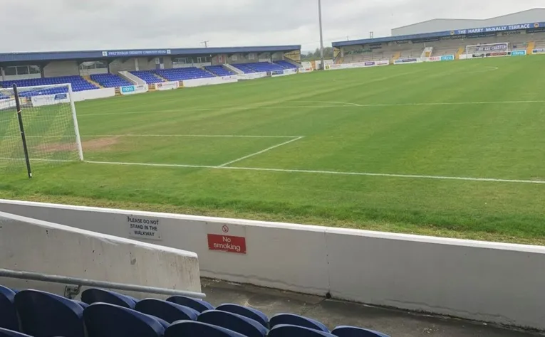 Toàn cảnh sân vận động Deva từ khán đài, nơi các fan Chester FC cổ vũ