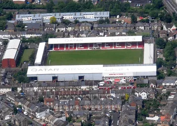 Toàn cảnh sân vận động Griffin Park nhìn từ trên cao, ngôi nhà lịch sử của Brentford FC ở Tây London