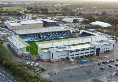 Toàn cảnh sân vận động JobServe Community từ trên cao, sân nhà của Colchester United
