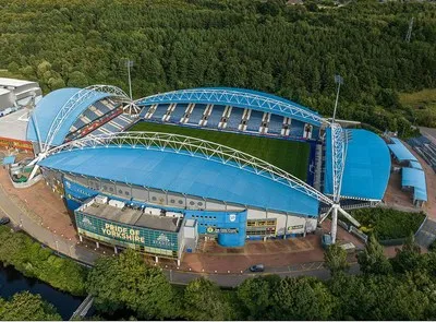 Toàn cảnh sân vận động John Smith's từ trên cao, biểu tượng của Huddersfield Town