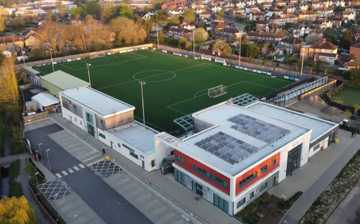 Toàn cảnh sân vận động Meadowbank nhìn từ trên cao, thể hiện sơ đồ chỗ ngồi cơ bản