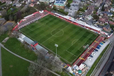 Toàn cảnh sân vận động North Street hay Impact Arena nhìn từ trên cao, sân nhà của Alfreton Town FC