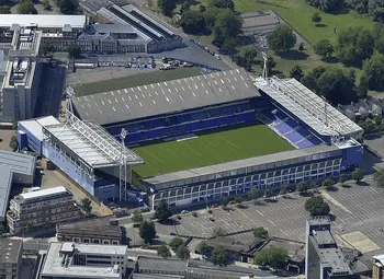 Toàn cảnh sân vận động Portman Road từ trên cao, thể hiện kiến trúc cổ điển và các khán đài đặc trưng của bóng đá Anh.