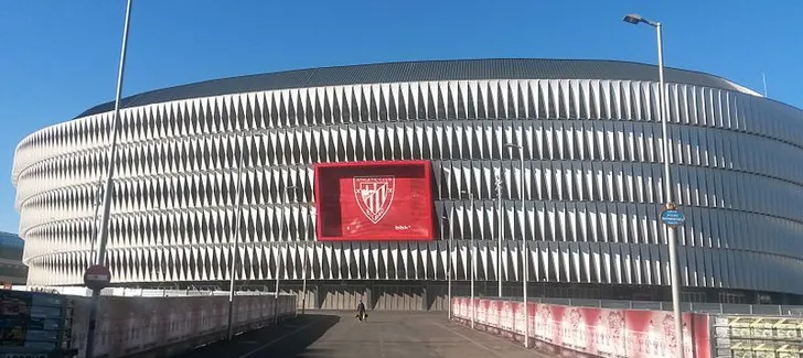 Toàn cảnh sân vận động San Mamés với kiến trúc độc đáo, pháo đài của Athletic Bilbao
