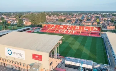 Toàn cảnh sân vận động Sincil Bank nhìn từ trên cao, sân nhà của Lincoln City FC