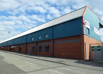 Toàn cảnh sân vận động Spotland, sân nhà lâu đời của Rochdale AFC