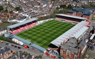 Toàn cảnh sân vận động St. James Park của Exeter City từ trên cao, nhìn rõ cấu trúc và vị trí các khán đài.