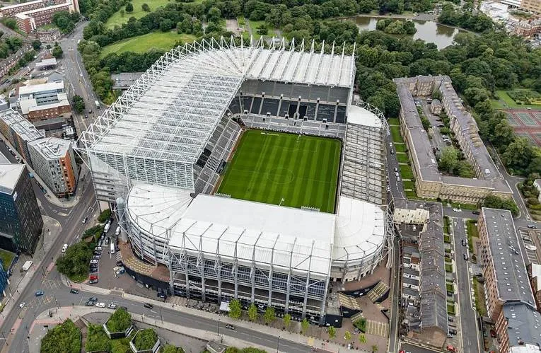 Toàn cảnh sân vận động St. James' Park của Newcastle nhìn từ trên cao, kiến trúc ấn tượng