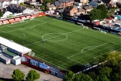 Toàn cảnh sân vận động The Lamb Ground, sân nhà của Tamworth FC với đặc trưng sân cỏ 3G tại Staffordshire, Anh.
