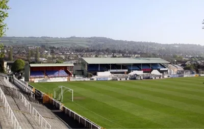 Toàn cảnh sân vận động Twerton Park, sân nhà lịch sử của Bath City FC