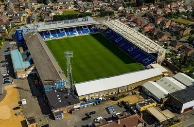 Toàn cảnh sân vận động Weston Homes Stadium từ trên cao, sân nhà của Peterborough United với cấu trúc hiện đại và khu vực xung quanh xanh mát