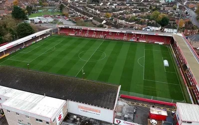 Toàn cảnh sân vận động Whaddon Road, sân nhà lịch sử của Cheltenham Town FC, nhìn từ trên cao