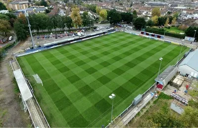 Toàn cảnh sân vận động Wordsworth Drive, sân nhà của câu lạc bộ Taunton Town FC