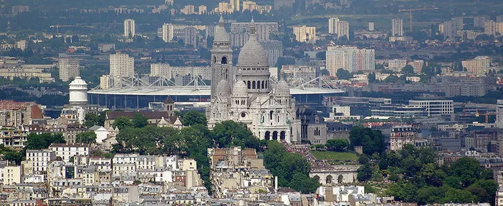 Toàn cảnh Stade de France và nhà thờ Sacré-Cœur, thể hiện vị trí địa lý của sân vận động