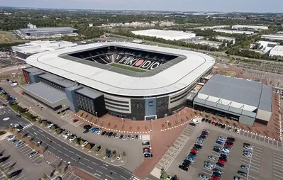 Toàn cảnh trên không sân vận động Stadium MK, biểu tượng của bóng đá Anh tại Milton Keynes