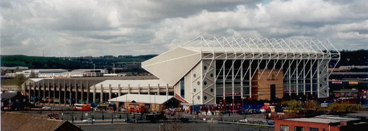 Tổng quan bên ngoài sân vận động Elland Road, Leeds, nơi diễn ra các trận đấu của Leeds United