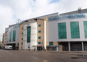 Tổng quan bên ngoài sân vận động Stamford Bridge, biểu tượng của Chelsea FC
