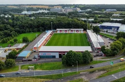 Tổng quan sân vận động Broadhall Way từ trên cao, sân nhà của Stevenage FC