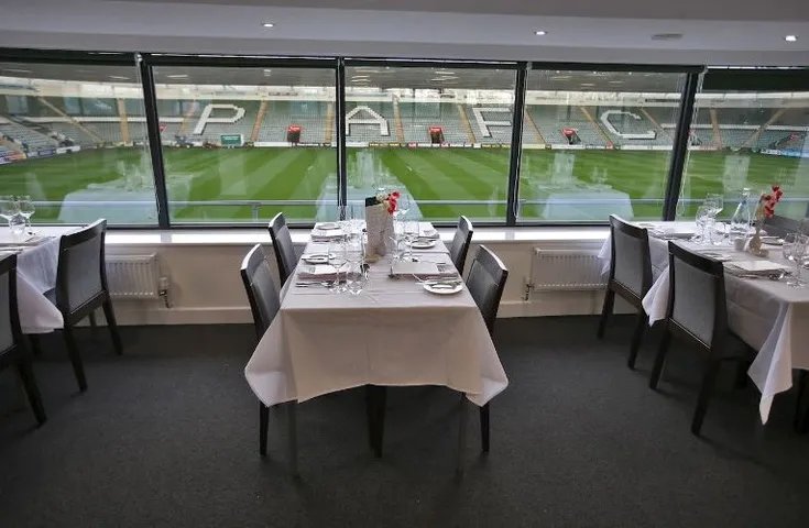 Trải nghiệm dịch vụ hiếu khách cao cấp tại sân vận động Home Park của Plymouth Argyle