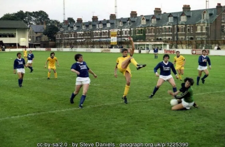 Trận đấu của Oxford City FC vào năm 1981, ghi lại khoảnh khắc lịch sử của câu lạc bộ bóng đá Anh.