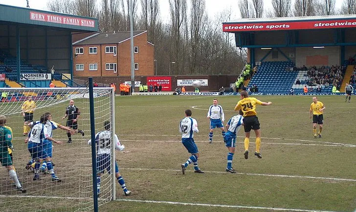 Trận đấu giữa Bury FC và đối thủ Rochdale trên sân Gigg Lane