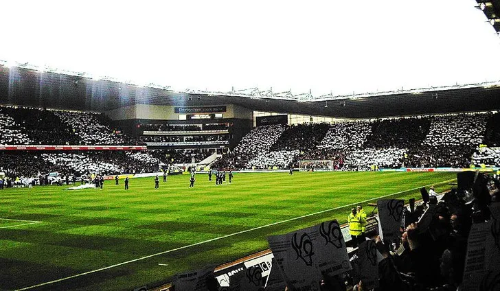 Trận đấu giữa Derby County và Manchester United trên sân Pride Park, thể hiện không khí sôi động.