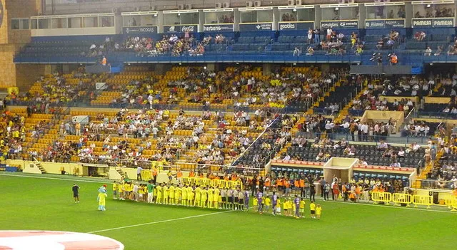 Trận đấu giữa Villarreal và Fiorentina tại Estadio de la Cerámica, minh họa không khí sôi động của La Liga