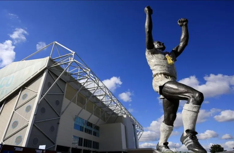 Tượng Billy Bremner, đội trưởng huyền thoại của Leeds United, tại Elland Road