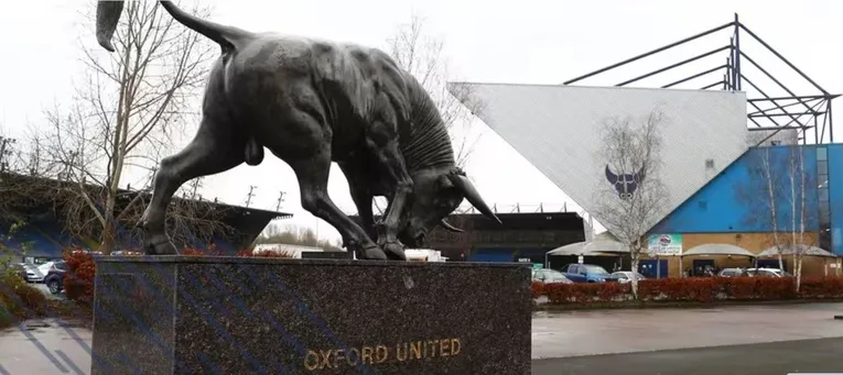 Tượng bò hùng vĩ bên ngoài Kassam Stadium, biểu tượng gắn liền với Oxford United