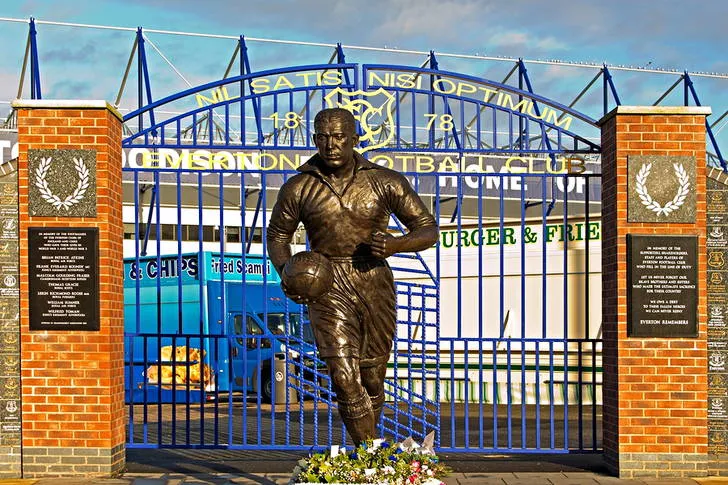 Tượng đài huyền thoại Dixie Dean bên ngoài sân Goodison Park, biểu tượng của Everton