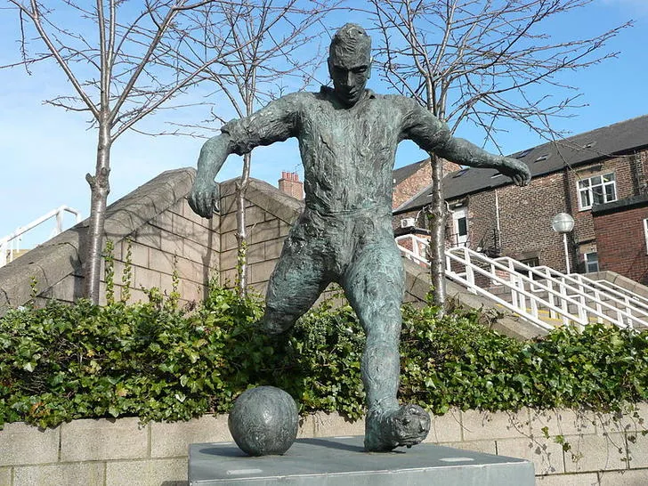 Tượng đài huyền thoại Jackie Milburn bên ngoài sân St. James' Park của Newcastle United