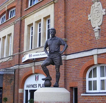 Tượng đài huyền thoại Johnny Haynes bên ngoài sân vận động Craven Cottage.